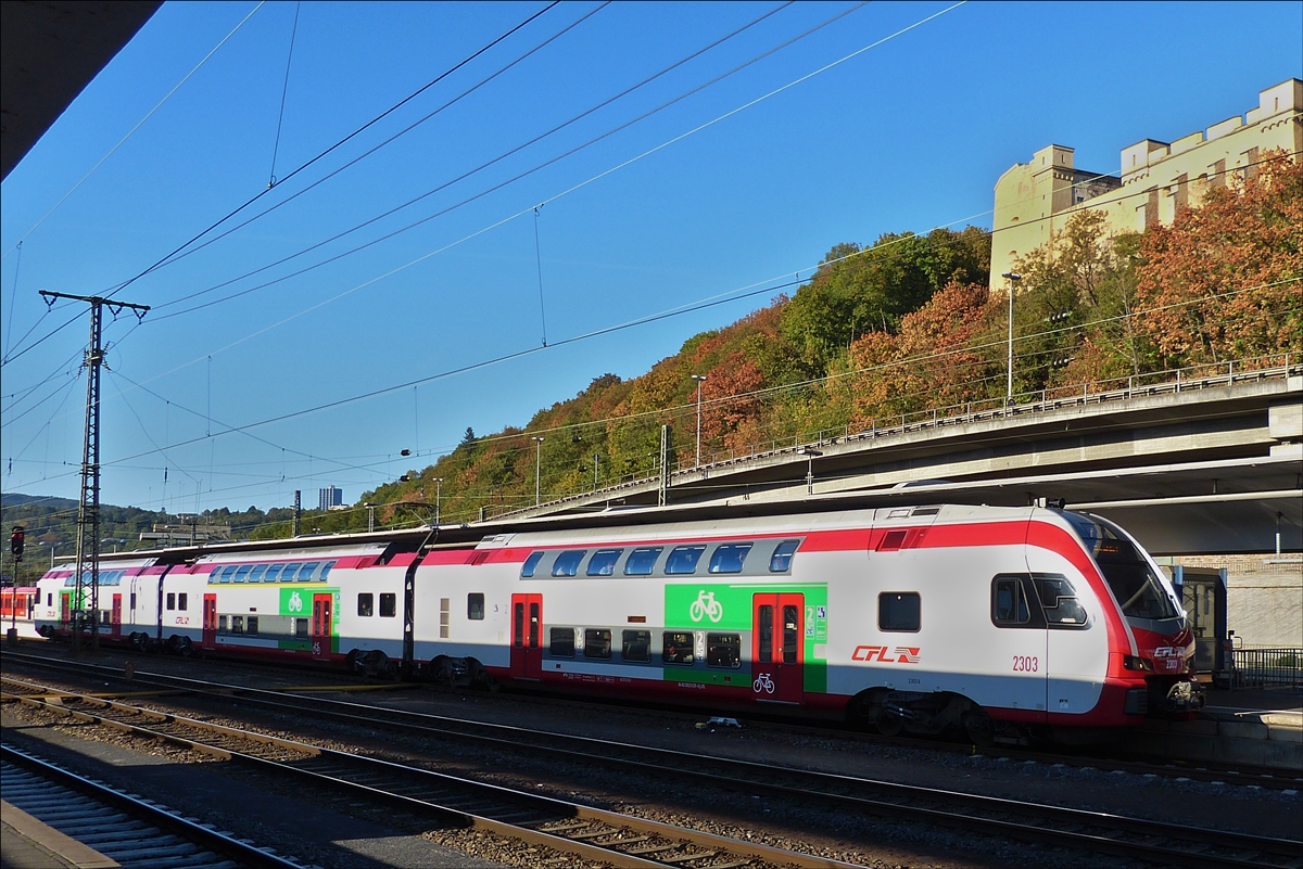 CFL 2303 verlässt am Morgen des 15.09.2018 den Bahnhof von Koblenz in Richtung Düsseldorf, gut gekennzeichnet sind bei diesem Triebzug die Fahrrad Abteile, dagegen ist die Kennzeichnung der 1. Klasse schlecht zu finden.