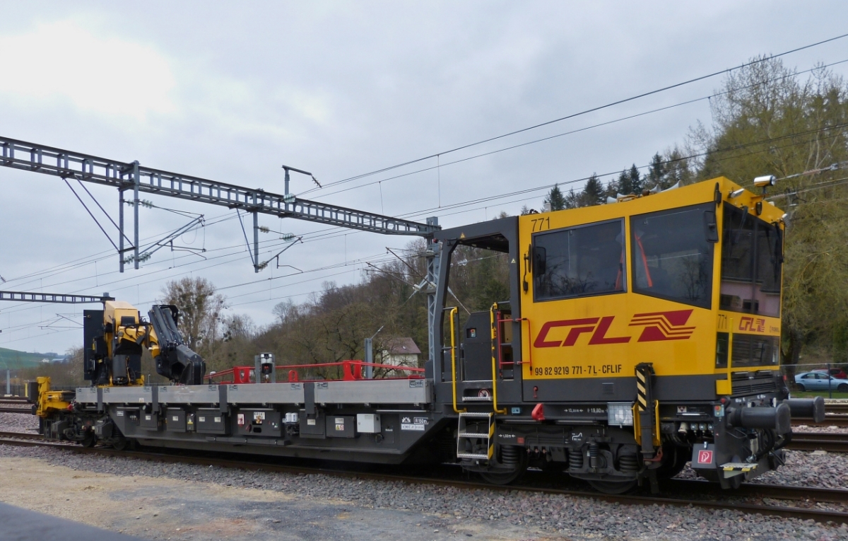 CFL Robbel 771 steht auf dem Abstellgleis hinter der Brücke  in Ettelbrück abgestellt. 
Foto wurde über den Zaun am Parkplatz gemacht. 03.04.2021
