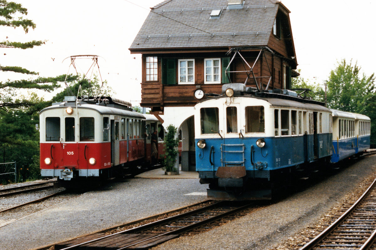 Chemins de fer électriques Veveysans (CEV).
Erinnerungen an die alte CEV.
Zusammentreffen von CEV BDe 4/4 105 mit MOB BDe 4/4 28 in Chamby im August 1986.
Foto: Walter Ruetsch