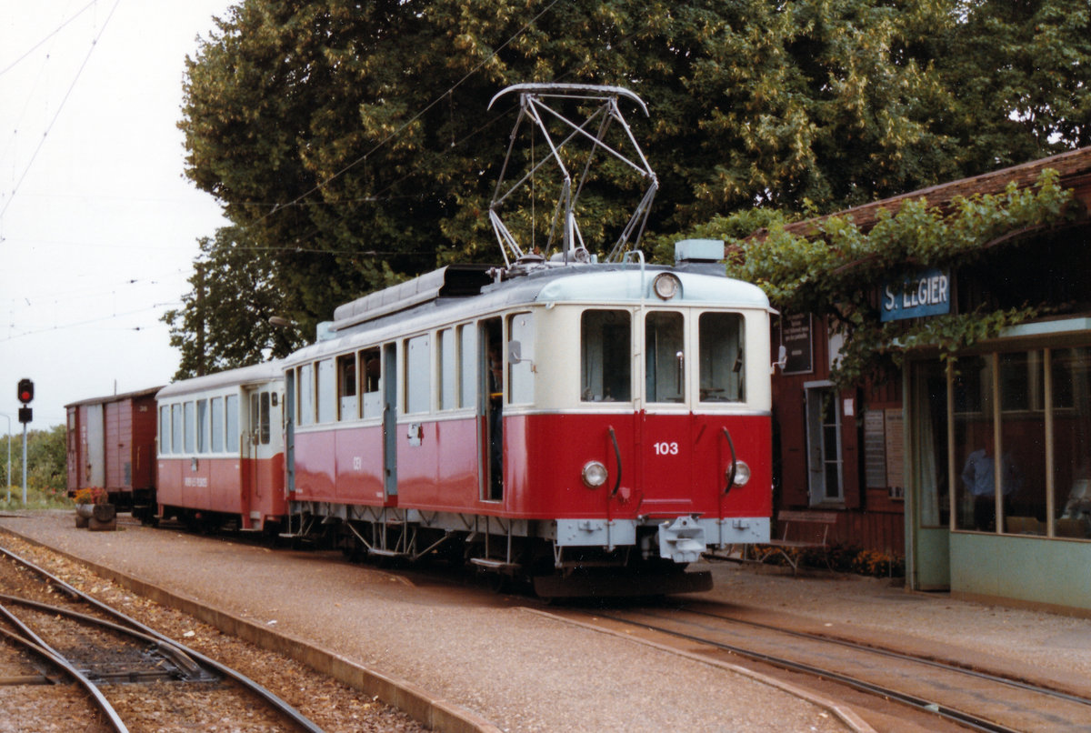 Chemins de fer électriques Veveysans (CEV).
Erinnerungen an die alte CEV.
Sonderzug mit dem BDe 4/4 103 + B 212 + K bei einem Kreuzungshalt in St.-Légier im September 1983.
Foto: Walter Ruetsch 