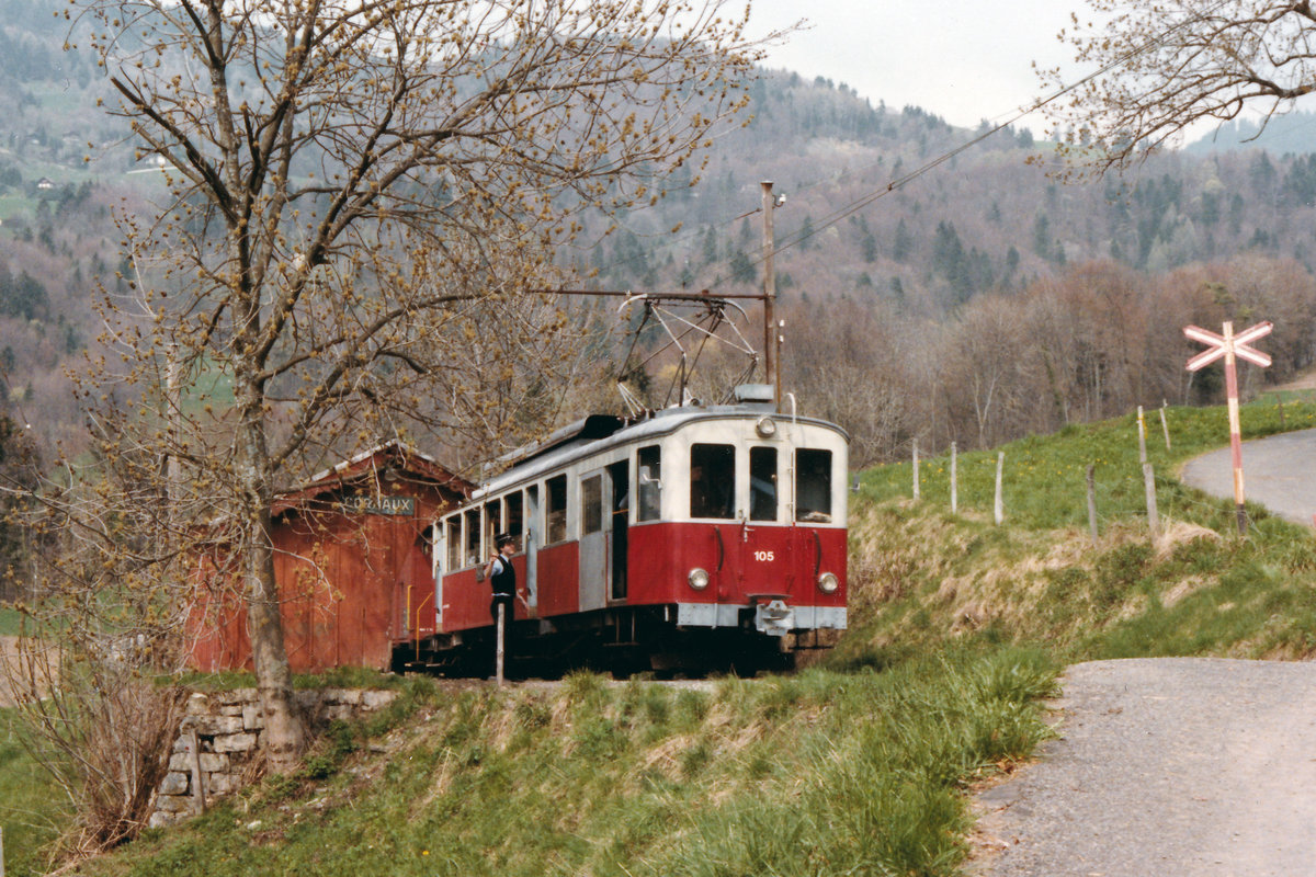 Chemins de fer lectriques Veveysans (CEV).
Erinnerungen an die alte CEV.
CEV BDe 4/4 105 bei einem Zwischenhalt auf der BC Haltestelle Cornaux, ehemals CEV im Mai 1986.
Foto: Walter Ruetsch