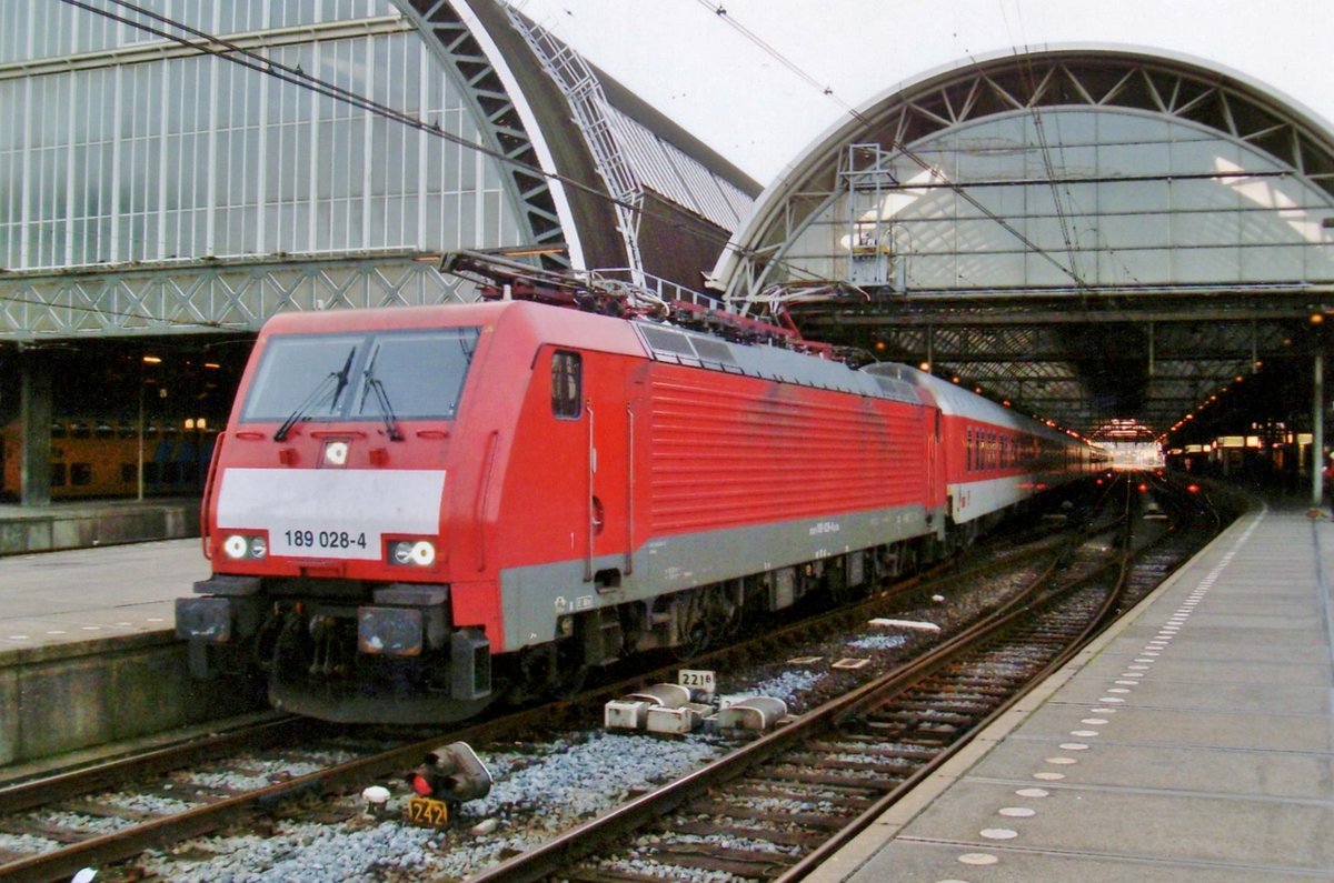 CNL mit 189 028 verlässt am 24 Oktober 2009 Amsterdam Centraal. 