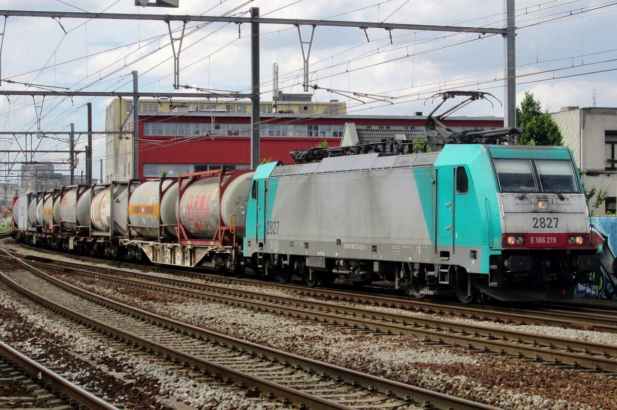 CoBRa 2827 zieht ein KLV durch Antwerpen-Berchem nach Aachen West am 29 Juni 2016.