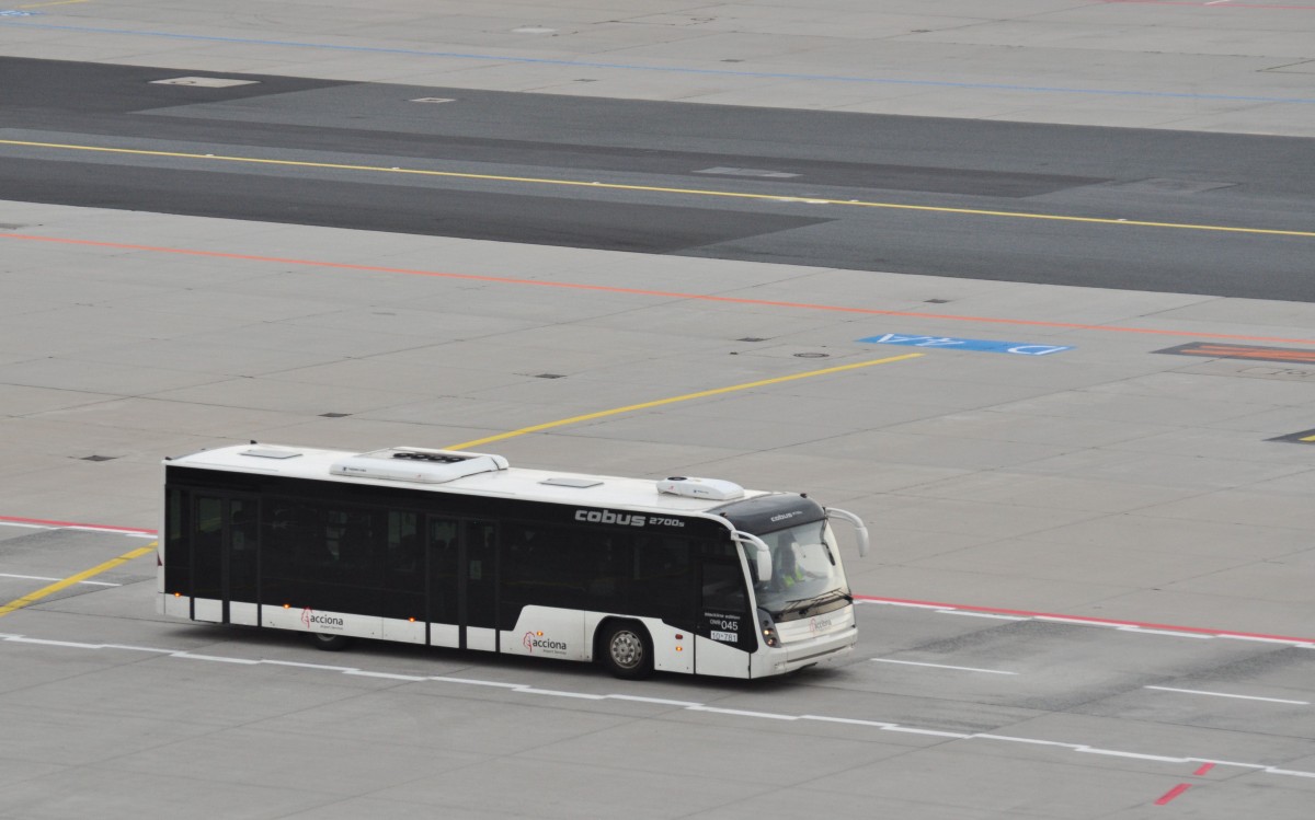COBUS 2700s am Vorfeld von Frankfurt/Main Airport unterwegs.Foto von der Besucherterrasse,26.9.2013.
