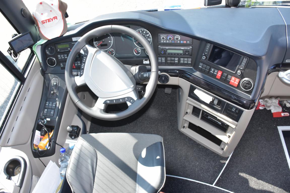 Cockpit des Neoplan Tourliner von Erwin Schober  SCHMIDATAL Reisen  aus sterreich.