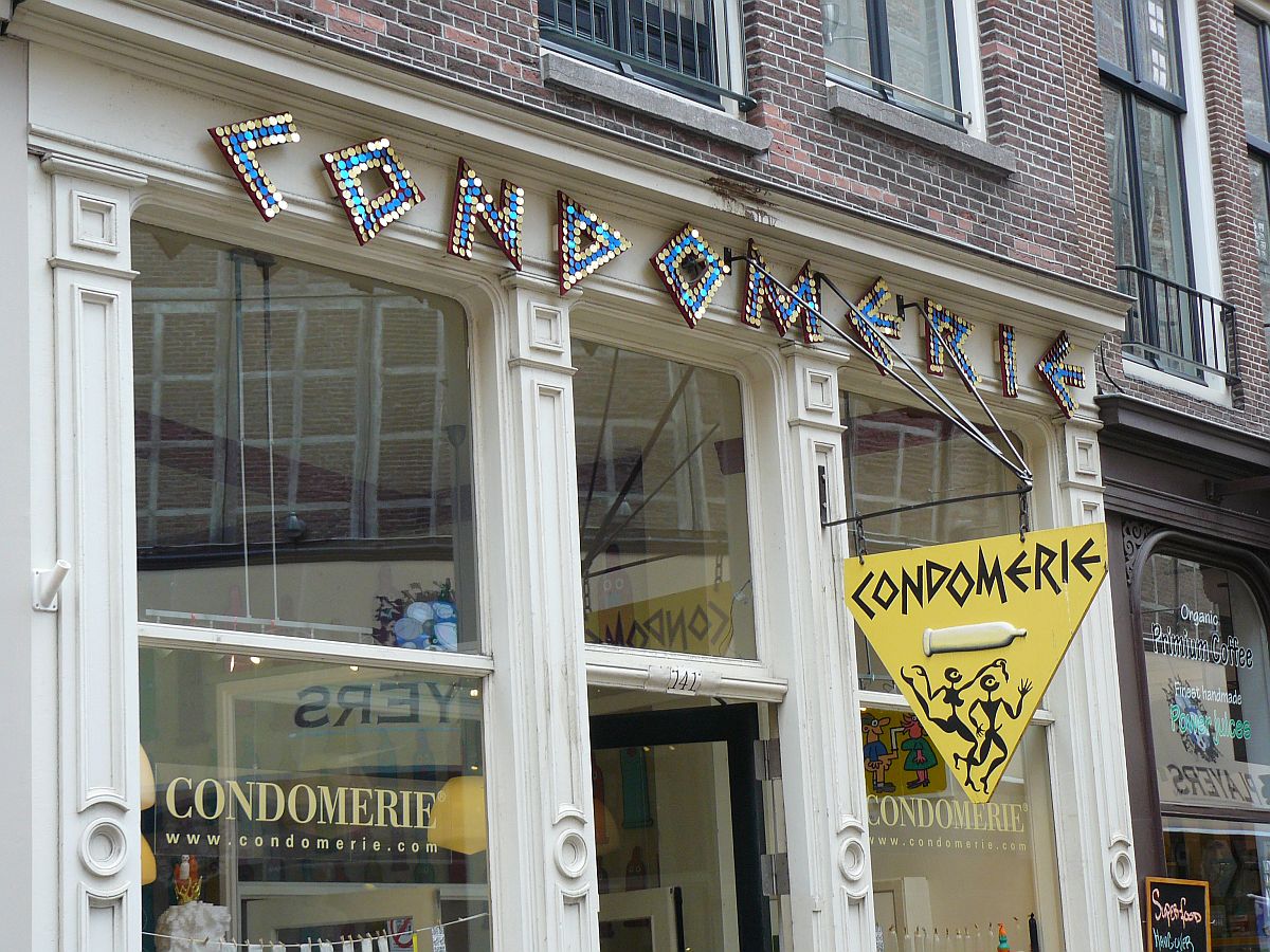 Condomerie Warmoesstraat, Amsterdam 29-06-2014.