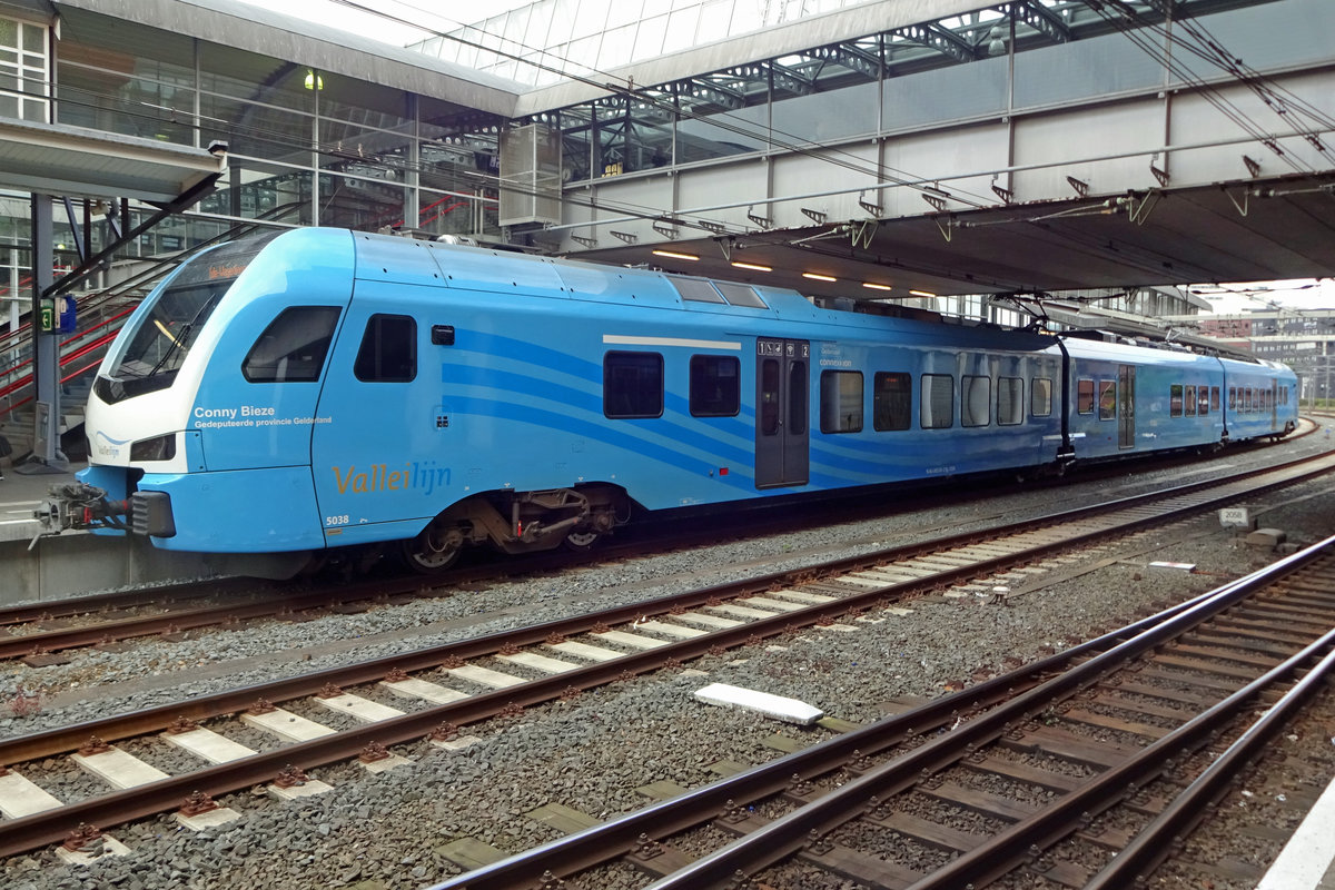 Connexxion 5038 verlässt am 19 Juli 2019 Amersfoort.