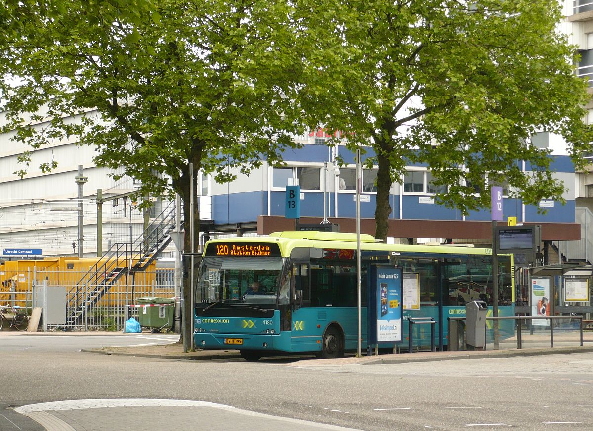 Connexxion bus 4180 VDL Berkhof Ambassador 200 Baujahr 2008. Stationsplein, Utrecht 30-05-2014.

Connexxion bus 4180 VDL Berkhof Ambassador 200 bouwjaar 2008. Stationsplein, centraal station Utrecht 30-05-2014.