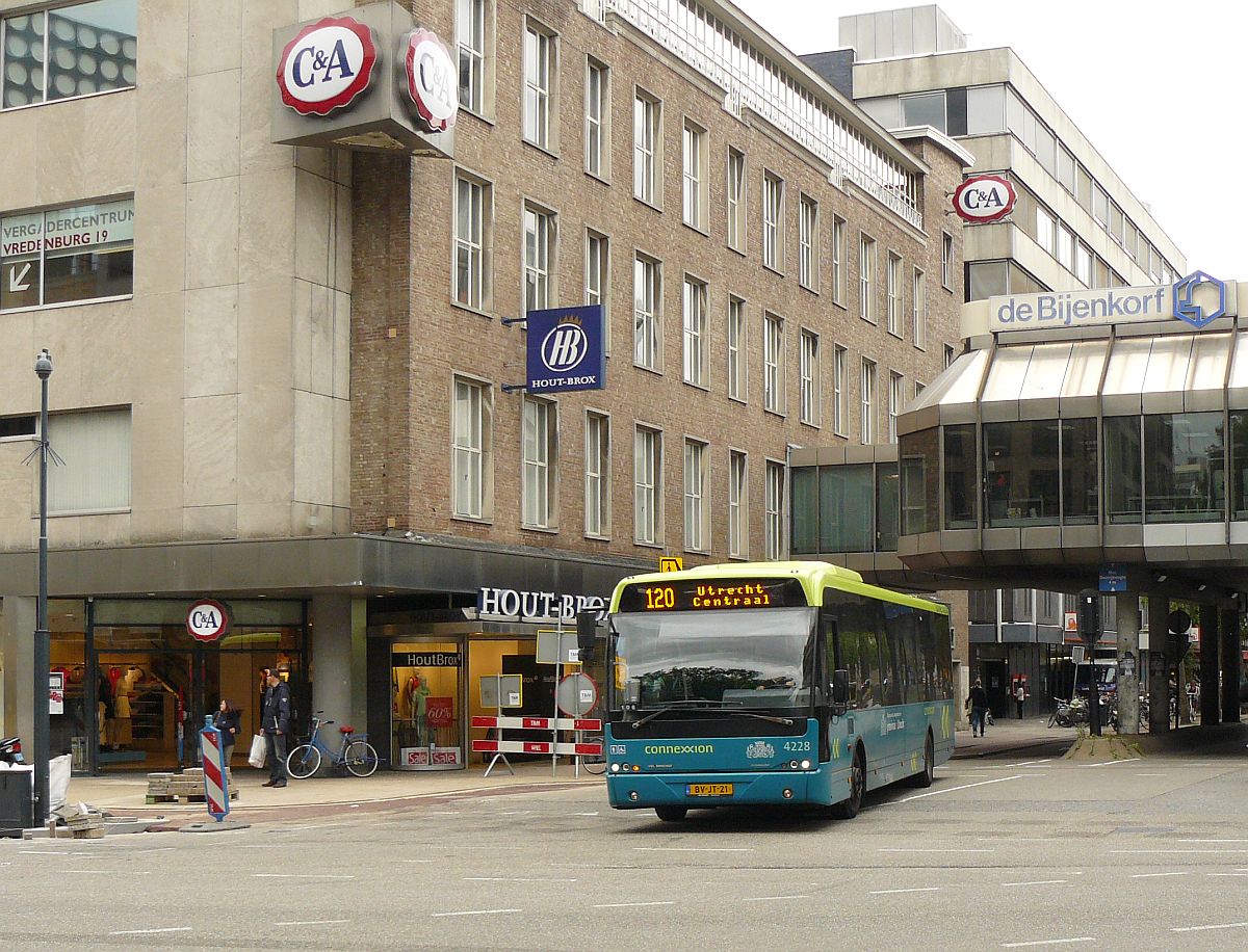 Connexxion Bus 4228 Cummins VDL Berkhof Ambassador 200 Baujahr 2008. Sint Jacobsstraat, Utrecht 20-06-2014.

Connexxion bus 4228 Cummins VDL Berkhof Ambassador 200 bouwjaar 2008. Sint Jacobsstraat, Utrecht 20-06-2014.