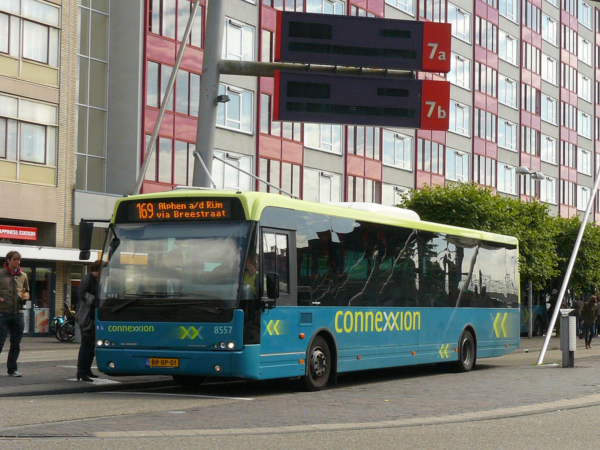 Connexxion Bus 8557 DAF VDL Berkhof Ambassador 200 Baujahr 2005. Stationsplein, Leiden 17-06-2012.

Connexxion bus 8557 DAF VDL Berkhof Ambassador 200 bouwjaar 2005. Stationsplein, Leiden 17-06-2012.