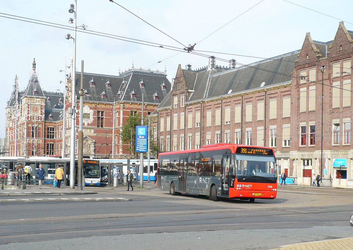 Connexxion R-Net Bus 3588 VDL Berkhof Ambassador 200 Baujahr 2010. Stationsplein, Amsterdam Centraal Station 16-10-2013.