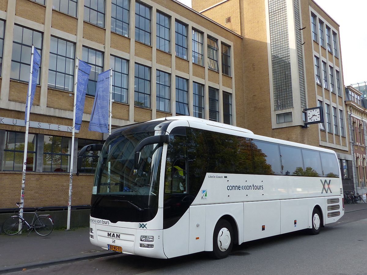 Connexxion Reisebus MAN Lion's Coach Baujahr 2010. Prinsessegracht, Den Haag 04-10-2015.

Connexxion reisbus MAN Lion's Coach bouwjaar 2010. Prinsessegracht, Den Haag 04-10-2015.