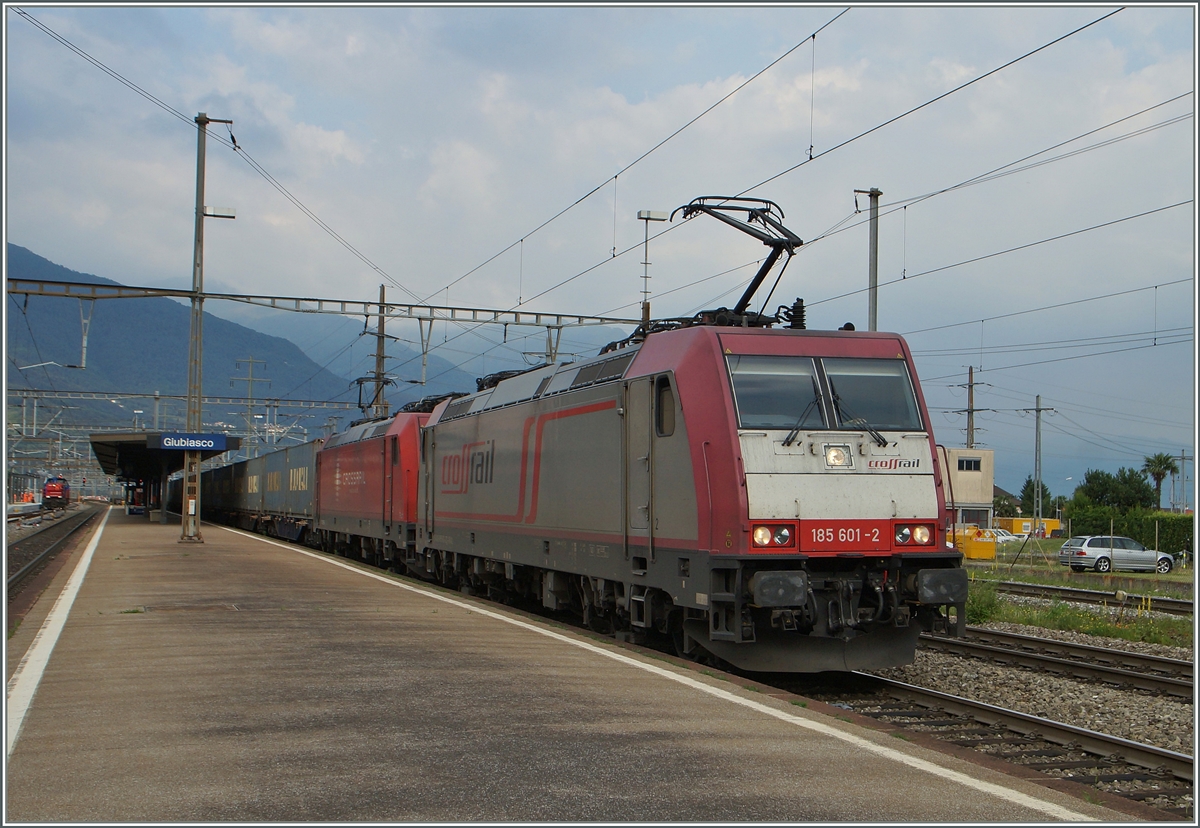 Crossrail Doppeltraktion bei einem Güterzug auf dem Weg Richtung Norden bei der Blockbedingten langsamen Durchfahrt in Giubiasco. 
22. Juni 2015