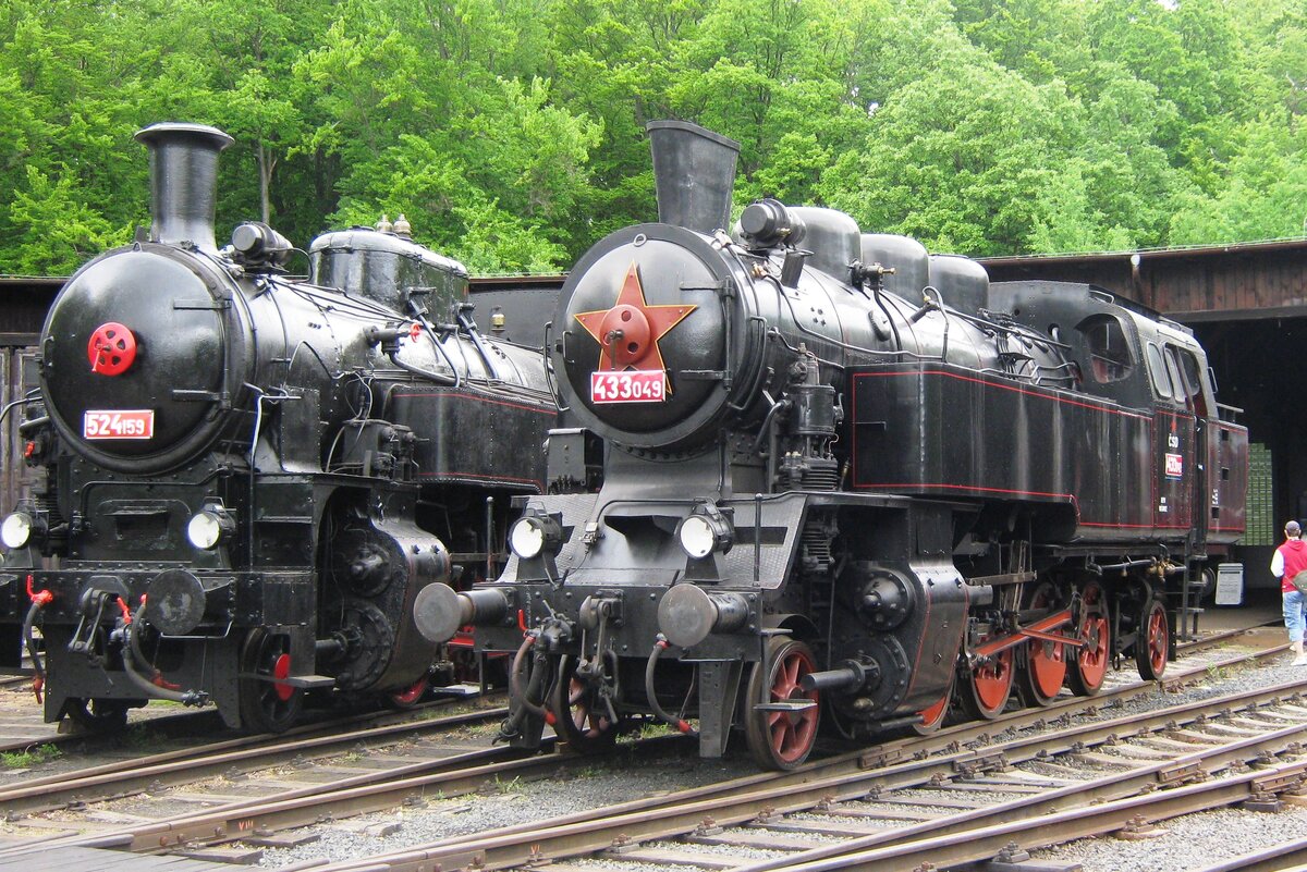 CSD 433 049 steht am 13 Mai 2012 ins Eisenbahnmuseum in Luzna u Rakovnika. 