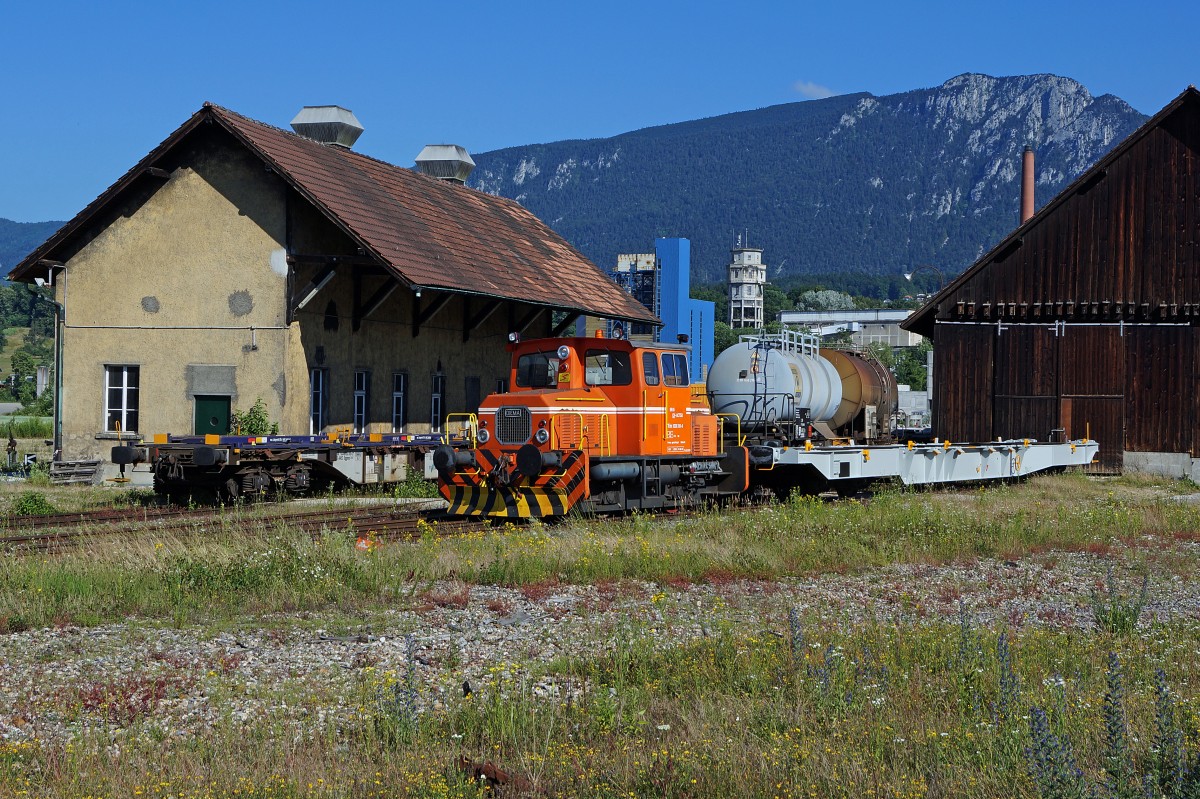 CT-X Rail Service AG Luterbach: Die Tm 98 85 5236 310-9 im Rangierdienst der CT-X Rail Service AG ex BLS-Tm 236 310 ex RM ex EBT (Diema Diepholz 1978. Die Aufnahme ist am 16. Juni 2014 auf dem Fabrikareal der ehemaligen Borregaard entstanden. Im Hintergrund ist noch der ehemalige Fabrikturm der einst bekannten Cellulosefabrik-Attisholz ersichtlich, der sich in der Wohngemeinde des Fotografen befindet. (Die Aufnahme ist von der Hauptstrasse aus entstanden).
Foto: Walter Ruetsch