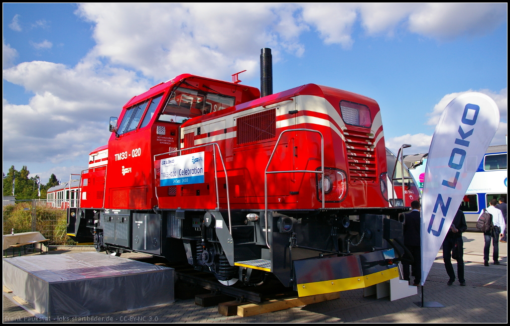 CZ LOKO TME3 Diesel Shunting Locomotive for East Europe / Russia.

Bei der Baureihe TME3 handelt es sich um eine Rangierlokomotive für den leichten und mittelschweren Dienst. Durch alternierende Leistungsübertragung auf die beiden Achsen ist es möglich die Fahrmotoren besser zu steuern und eine hohe Zugkraft zu erreichen. Vorgestellt wurde die neue Lok des Herstellers CZ LOKO auf dem Freigelände der InnoTrans 2014 in Berlin.

Daten: Spurweite 1520 mm, Höchstgeschwindigkeit 60 km/h, Antrieb Diesel-Elektrisch (AC/AC), Motor CAT C15, Leistung 403 kW, Gewicht 46 t.

Webseite (english): http://www.czloko.cz/en/locomotives/tme3.html
