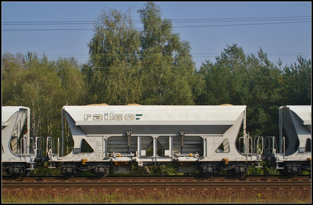 CZ-RCO 33 54 6937 009-2 Faccnpps 442.1 ist ein vierachsiger offener Sch�ttgutwagen der Firmal Railco der mit Sand in einem Ganzzug weiterer Wagen am 17.09.2014 durch die Berliner Wuhlheide fuhr