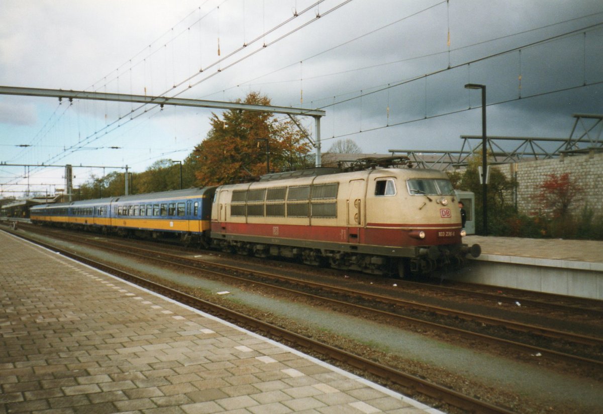 D-Zug nach Köln Hbf steht am 22 Jänner 1997 mit 103 236 in Venlo. 