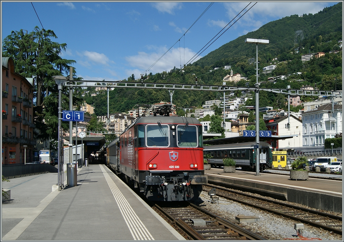 Da ich eher selten in der Region Zürich bin, konnte ich meine  erste Re 4/4 II LION  erst jetzt fotografieren. Die Re 420 220 wartet mit ihrem IR 2422 nach Zürich in Locarno auf die Abfahrt. 
21. Juni 2015