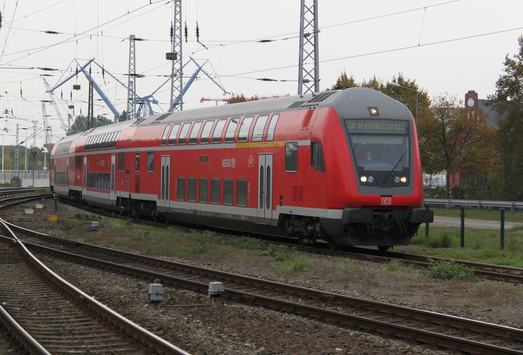 DABpbzfa 764.0 als RE 18490 von Berlin Hbf(tief)nach Warnem�nde bei der Einfahrt im Bahnhof Warnem�nde.15.10.2016