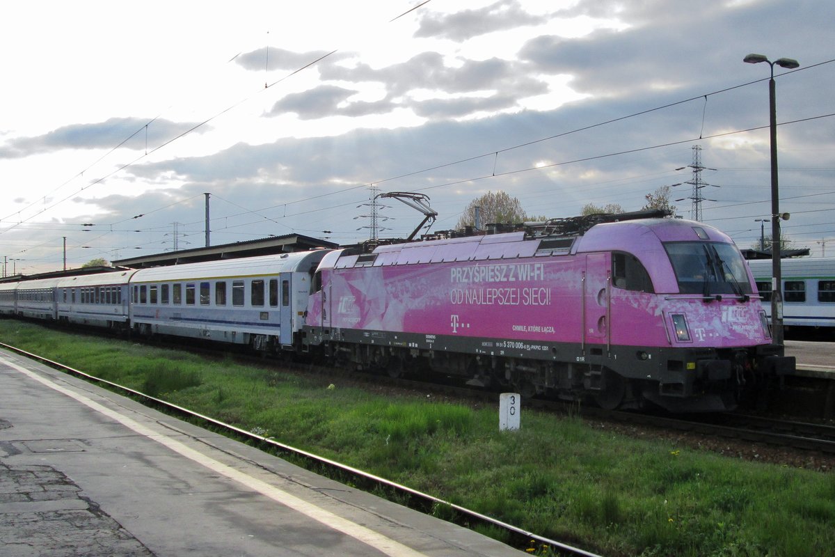 Dämmerung in Warszawa Zachodnia (Westbahnhof) am 1 Mai 2016, mit 370 006 und BWE in die Hauptrolle.