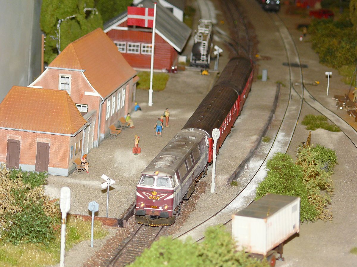 Dnische Modellbahn  Omme  Epoche 4a in Masstab H0. Nederlandse modelspoordagen, Rijswijk, Niederlande 17-01-2015. 

Modelspoorbaan naar Deens voobeeld  Omme  tijdperk 4a in schaal H0. Nederlandse modelspoordagen, Rijswijk 17-01-2015.