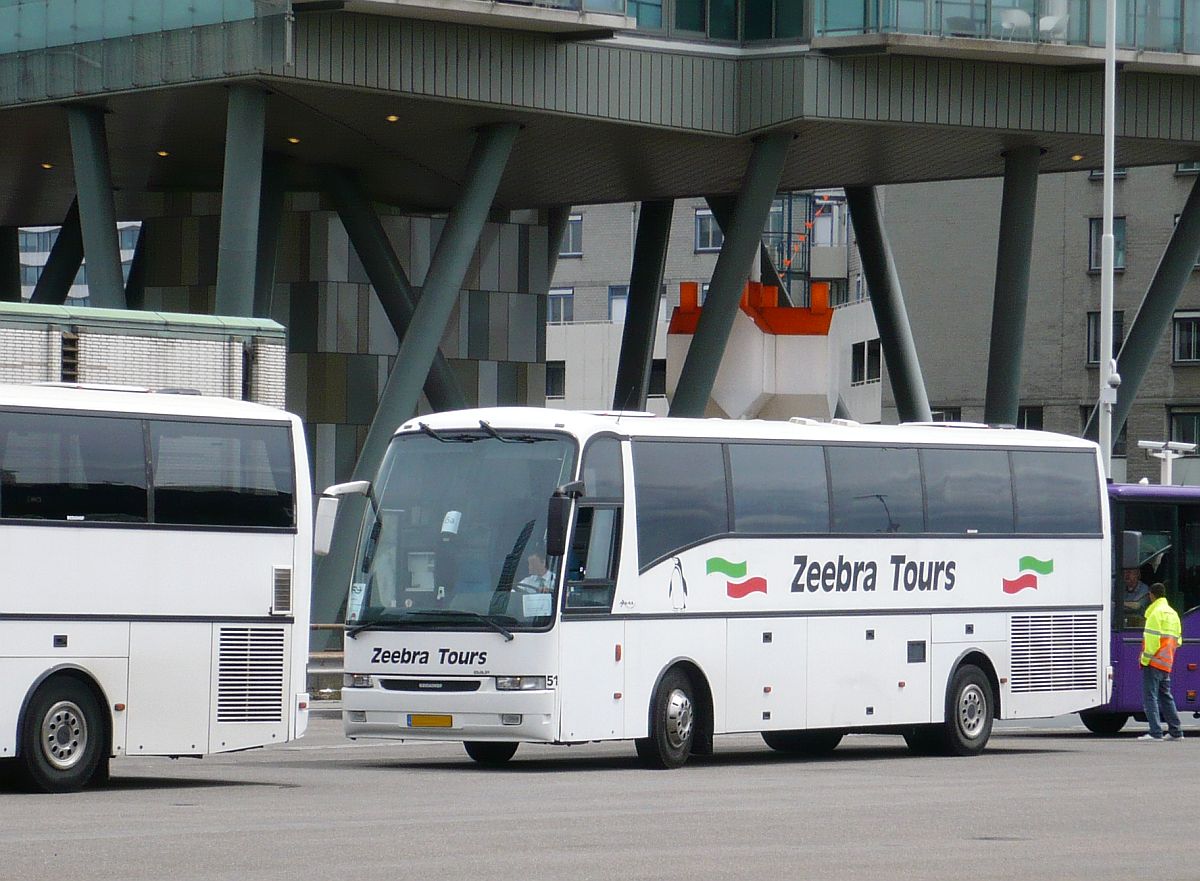 DAF SB4000 VDL Berkhof Reisebus Baujahr 2001 der Firma Zeebra tours. Den Haag Centraal Station 06-07-2014.

DAF SB4000 VDL Berkhof reisbus bouwjaar 2001 van de firma Zeebra tours. Busstation Den Haag Centraal Station 06-07-2014.