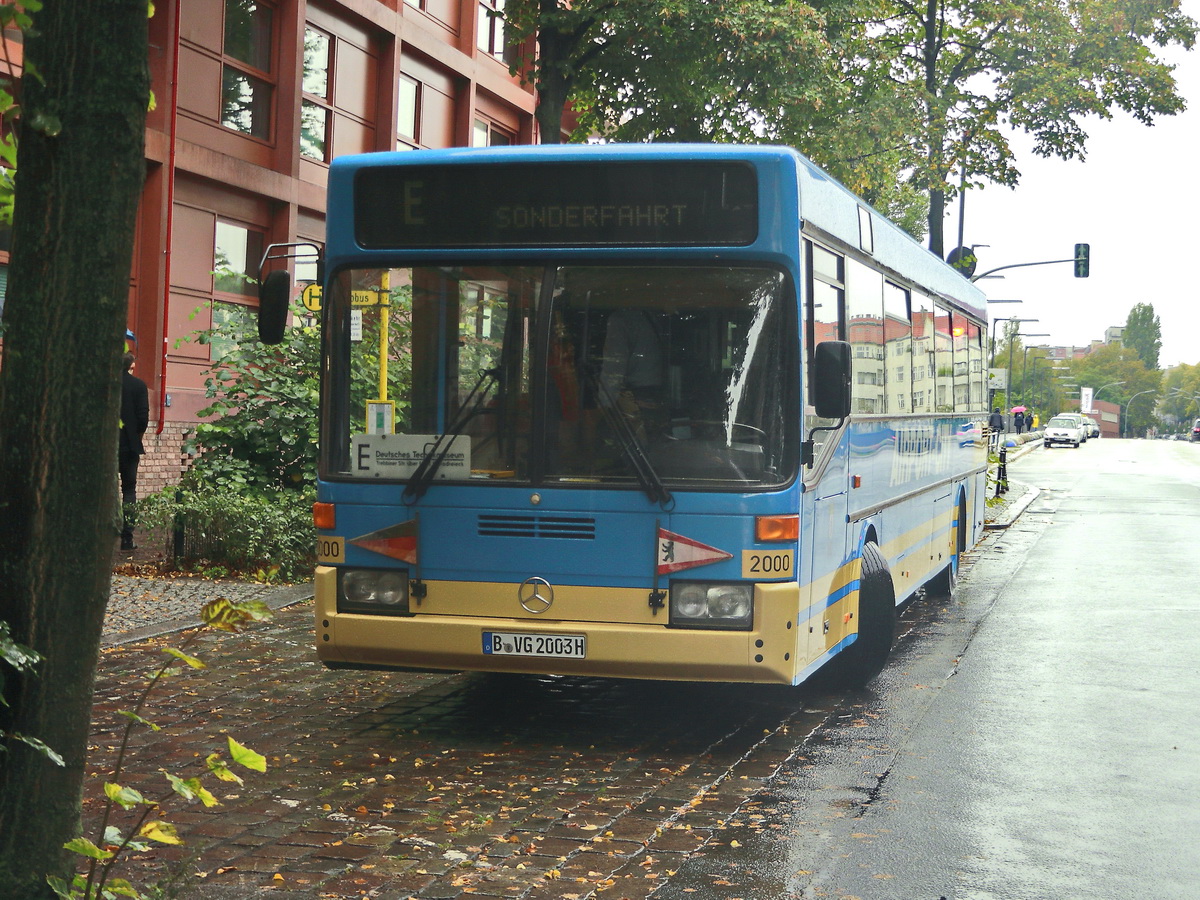 Daimler Benz E (O 405) an der Haltestelle vor der Halle der Traditionsbus am 29. September 2019.
