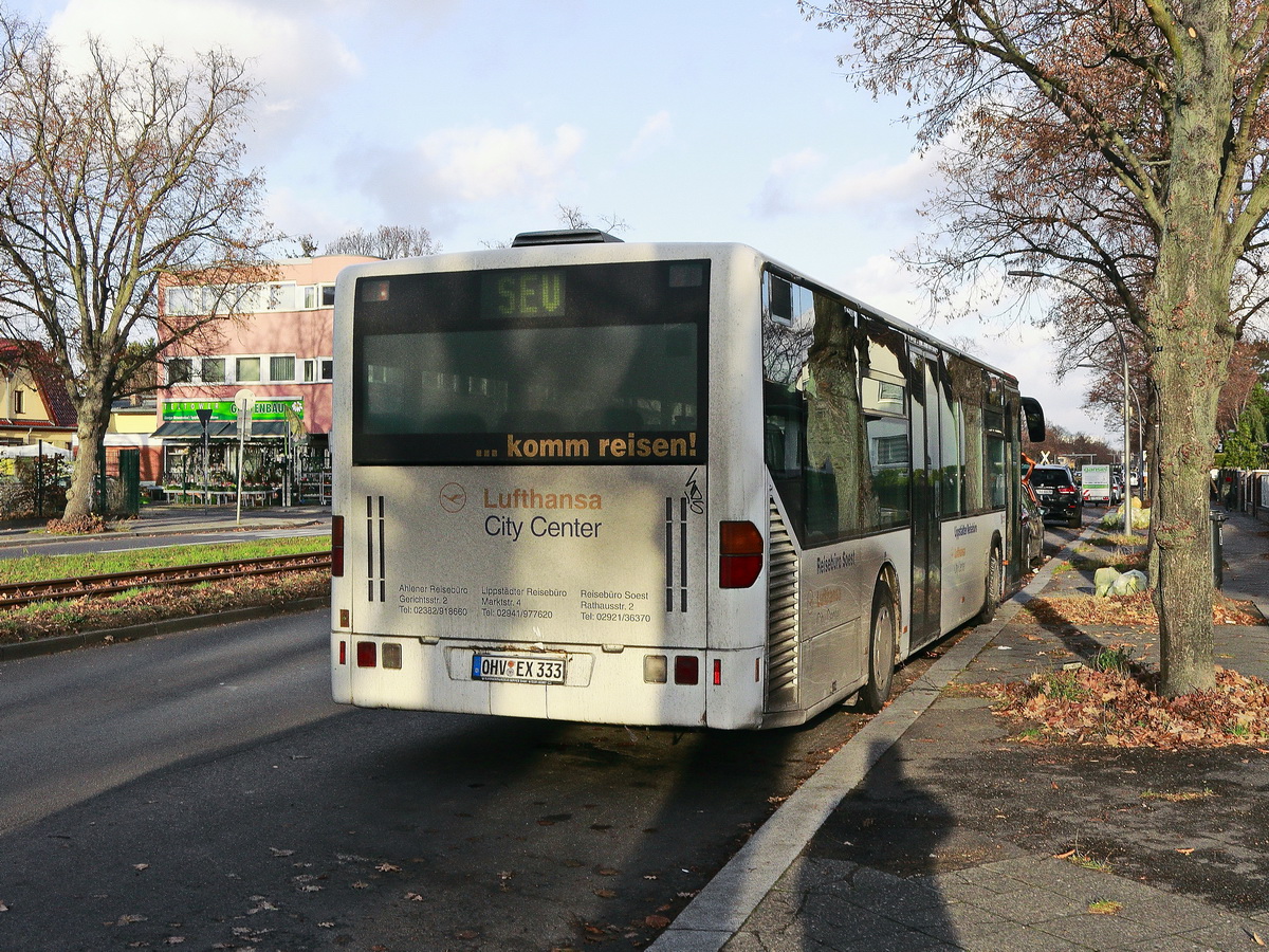 Daimler Bus der OBE Oberhavel Bus Express GmbH, Oranienburg steht an der Strecke der NEB - Die Niederbarnimer Eisenbahn in Berlin Rudow in der Stubenrauchstrae.