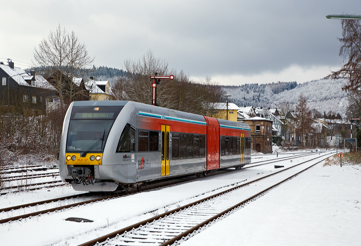 Damals war der Winter im Hellertal angekommen....
Der HLB 127 bzw. VT 526 127  (95 80 0646 427-4 D-HEB / 95 80 0946 927-0 D-HEB / 95 80 0946 427-1 D-HEB) ein  Stadler GTW 2/6 der HLB (Hessische Landesbahn GmbH) fährt am 17.01.2016, als RB 96  Hellertalbahn  nach Dillenburg (Betzdorf - Herdorf - Neunkirchen - Haiger - Dillenburg), in den Bahnhof Herdorf ein. 

Der Stadler GTW 2/6 wurde 2001 von  Deutsche Waggonbau AG (DWA) in Bautzen (heute Bombardier) unter der Fabriknummer 526/009 gebaut und an die HLB geliefert. Für die Hessische Landesbahn wurden insgesamt 30 dieser Triebzüge dort gebaut.
