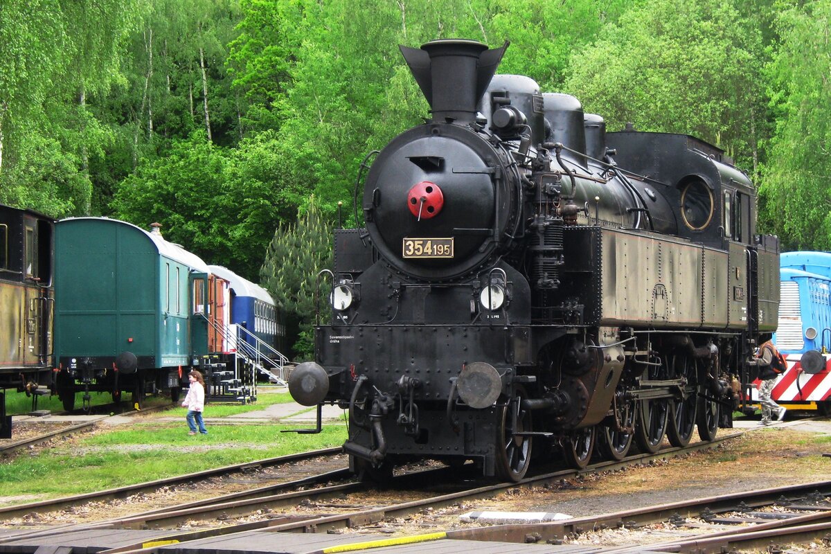 Dampflok 354 195 steht am 13 Mai 2012 ins Eisenbahnmuseum in Luzna u Rakovnika.