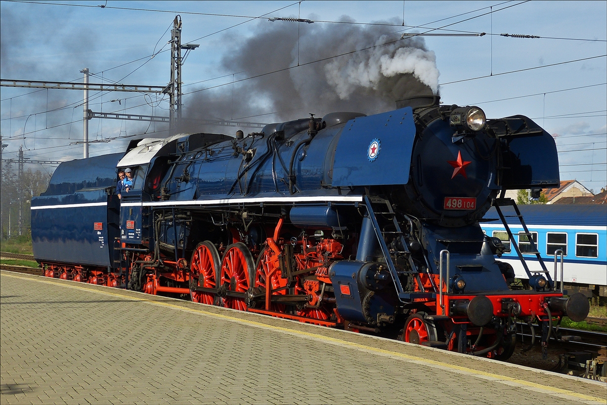 Dampflok 498.104 „Albatros“ fährt durch den Bahnhof von České Budějovice (Budweis) um sich vor den nächsten Zug zu setzen.  Aufgenommen beim Bahnhofsfest in Budweis. 22.09.2018