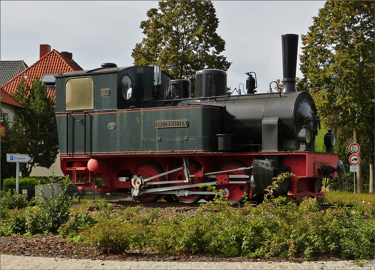 Dampflok „Bruchhausen“ thront als Denkmallok in der Mitte des Kreisels am  Bahnhof Bruchhausen – Vilsen. Gebaut von der Hanomag Hannoversche Maschinenbau AG im Jahr 1899; Bauart. C n2t.  15.09.2019 (Hans)