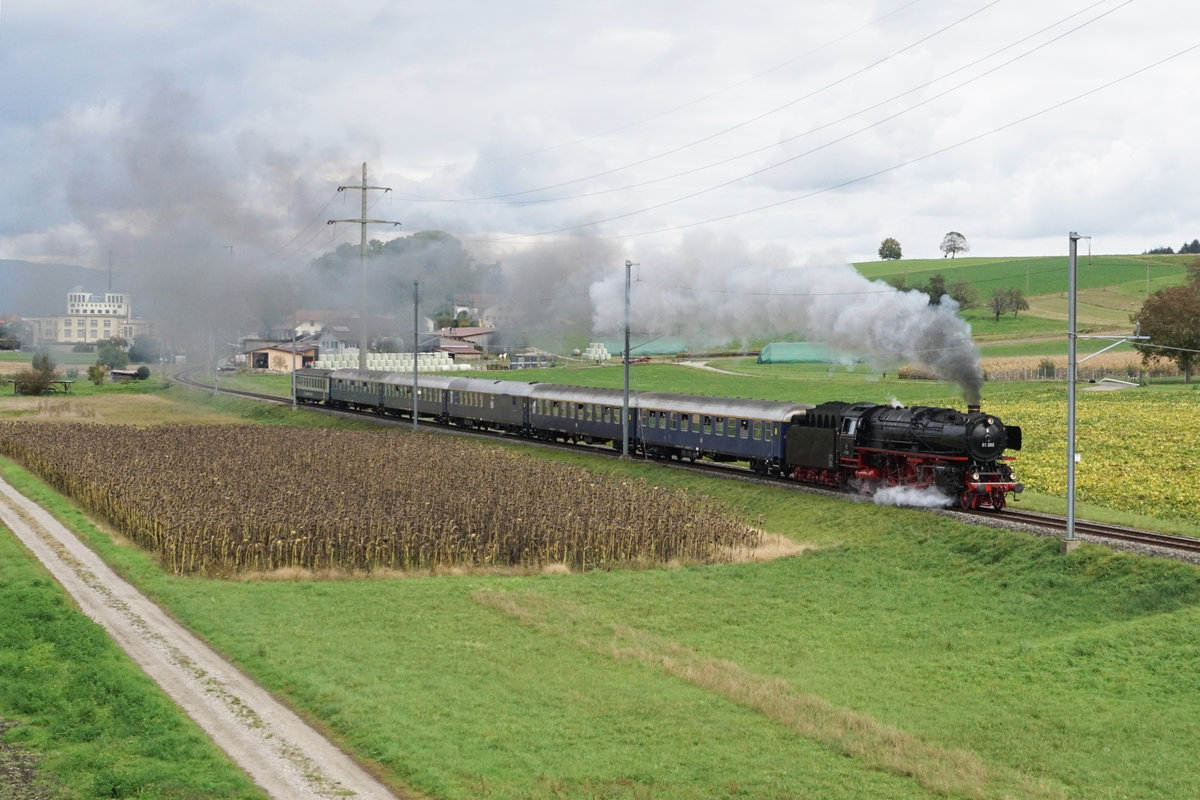 Dampflokomotive Pacific 01 202.
Kleine Dreiseenrundfahrt ab Lyss mit der unermüdlichen 01 202.
Der imposante Sonderzug mit sechs Wagen bei Kallnach am 11. Oktober 2020.
Foto: Walter Ruetsch
 