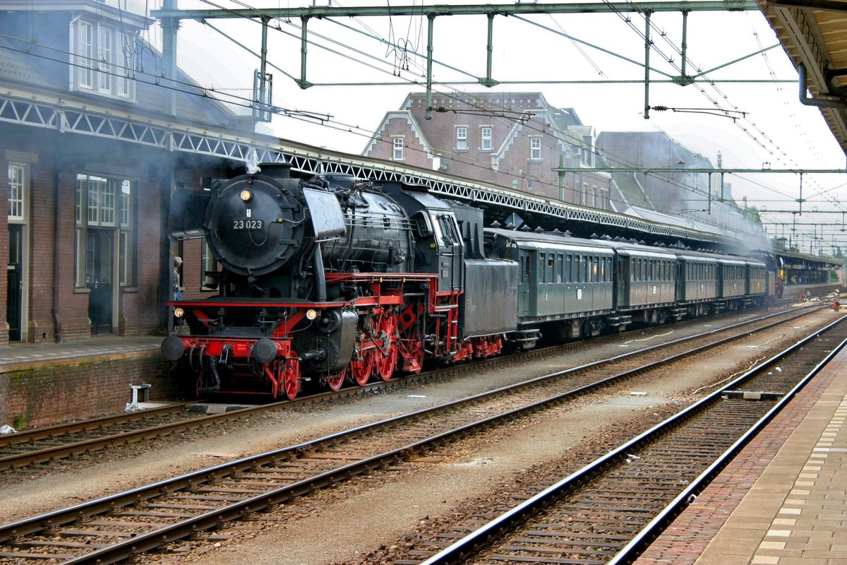 Dampfpendel mit 23 023 steht am 4 Juli 2004 in Roosendaal. 