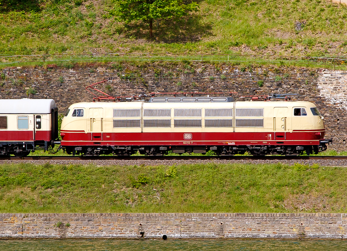 
Dampfspektakel 2018 - Die 103 113-7 (91 80 6103 113-7 D-DB) vom DB-Museums in Koblenz mit ihrem kurzem TEE (Trans Europ Express) Trier - Wittlich - Koblenz, fährt am 28.04.2018 zwischen Kattenes und Löf in Richtung Koblenz.