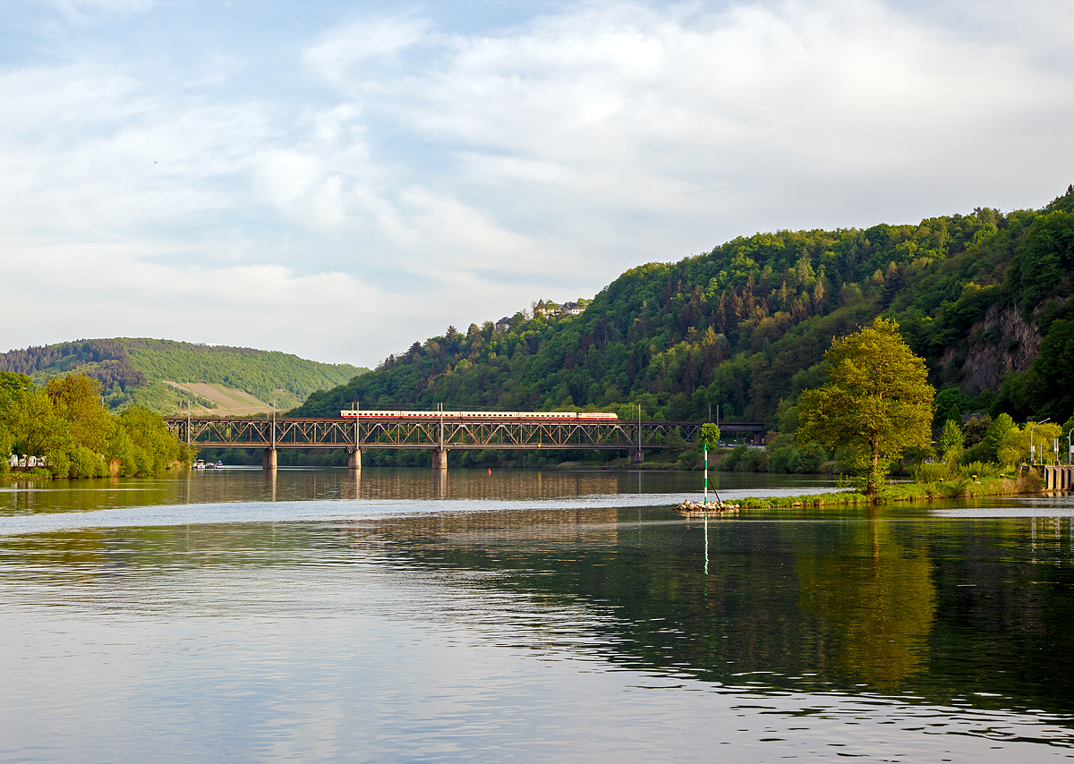 
Dampfspektakel 2018 - Die 103 113-7 (91 80 6103 113-7 D-DB) vom DB-Museums in Koblenz fährt am 29.04.2018, mit ihrem kurzem TEE (Trans Europ Express) Koblenz - Wittlich - Trier, von Bullay nun über die Doppelstockbrücke Alf-Bullay, auch Moselbrücke Bullay genannt.

Die Doppelstockbrücke Alf-Bullay, auch Moselbrücke Bullay genannt, ist eine Brücke über die Mosel zwischen Alf und Bullay. Das besondere dieses Bauwerks ist, dass sie als Deutschlands erste Doppelstockbrücke errichtet wurde. Über den Obergurt verläuft die Moselstrecke, auf dem Untergurt verläuft die Straße L 199. Nachdem die Bahnstrecke Bullay und die Mosel über die kombinierte Eisenbahn- und Straßenbrücke passiert hat, mündet sie auf der anderen Moselseite direkt in den Prinzenkopftunnel und an den sich wiederum auf der Westseite der Pündericher Hangviadukt anschließt. 