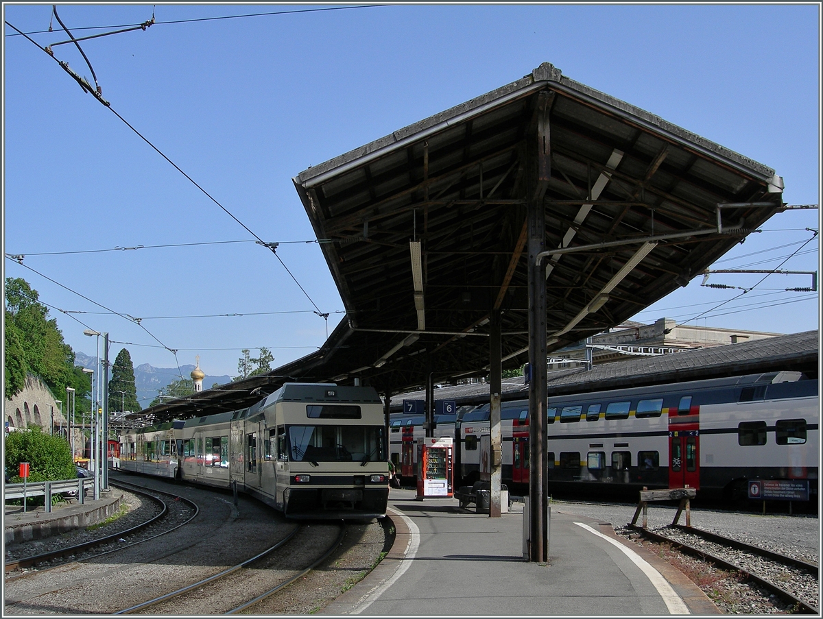 Dank dem schnen Wetter (und dem Pfingstfestival der B-C) war der Fahrgastandrag gross genug, dass die CEV zwei GTW in Doppeltraktion einsetzte. Hier wartet der Regionalzug 1395 nach Blonay auf die Kreuzung mit dem B-C Extrazug von Chaulin.
8 Juni 2014