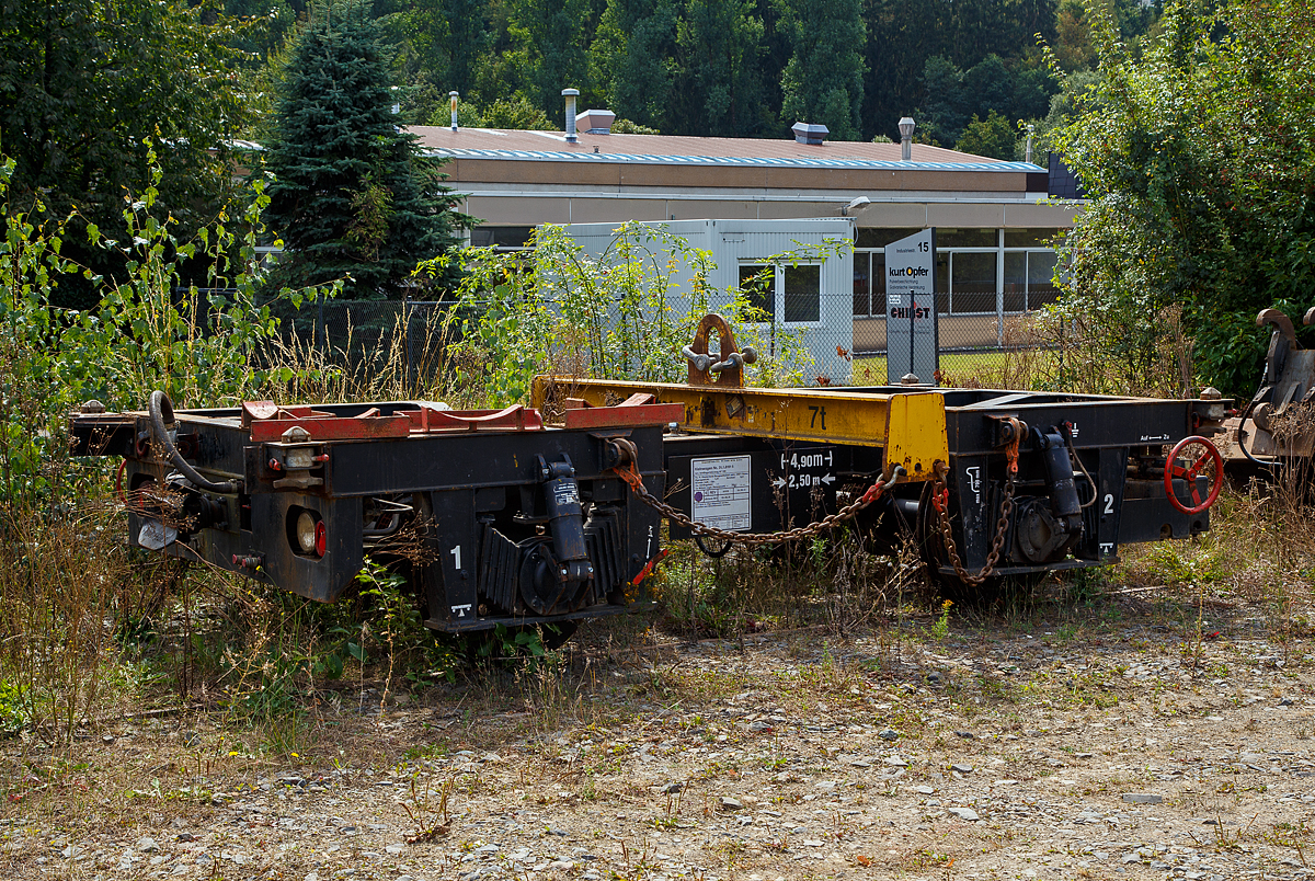 Das Anhängerfahrzeug AF 108 (ohne Mulde),  Kleinwagen Nr. 31.1.8191 5, der H. Klostermann Baugesellschaft mbH (Hamm), ist am 03.09.2016 beim Bf Brachbach (Sieg) angestellt. Auf ihm liegt noch die Verlade-Traverse. Das Fahrzeug hat vier Twistlock Containerverriegelungen für eine Mulde. 

Der Anhänger wurde 1991 vom DR Raw Stendal  (Deutsche Reichsbahn Reichsbahnausbesserungswerk) unter der Fabriknummer 81/13 gebaut. Die Anhängerfahrzeuge vom Typ AF 108 wurden als Anhänger zu den Mehrzweck-Gleisarbeitsfahrzeugen (MZG) bzw. Mehrzweckarbeitsfahrzeug MZ 102 der Deutsche Reichsbahn hergestellt.

TECHNISCHE DATEN:
Spurweite: 1.435 mm
Anzahl der Achsen: 2
Eigengewicht: 4.800 kg
Nutzlast: 8.000 kg
Länge über Puffer: 4.900 mm
Achsabstand: 2.500 mm
Laufraddurchmesser: 700 mm (neu)
Zul. Geschwindigkeit (Hg): 20 Km/h  (ursprünglich 60 km/h)
Bremse: Indir.-Dbr.
Handbremse: Ja
