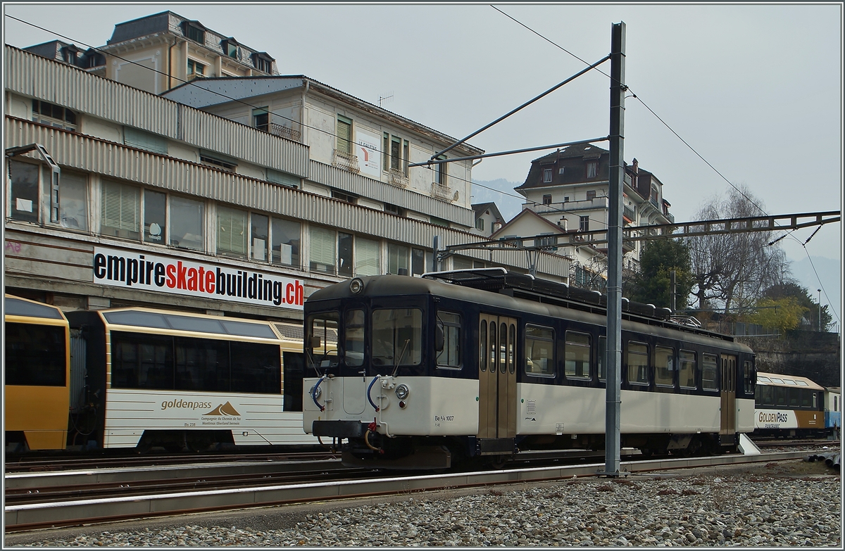 Das arme Bipperlissi! Der MOB (ex SNB) Be 4/4 1007 wurde seiner frhlichen, einladenden Farbe beraubt und ein neues, wenig anziehendes MOB Farbkonzept gesteckt. Montreux, den 15. Mrz 2015