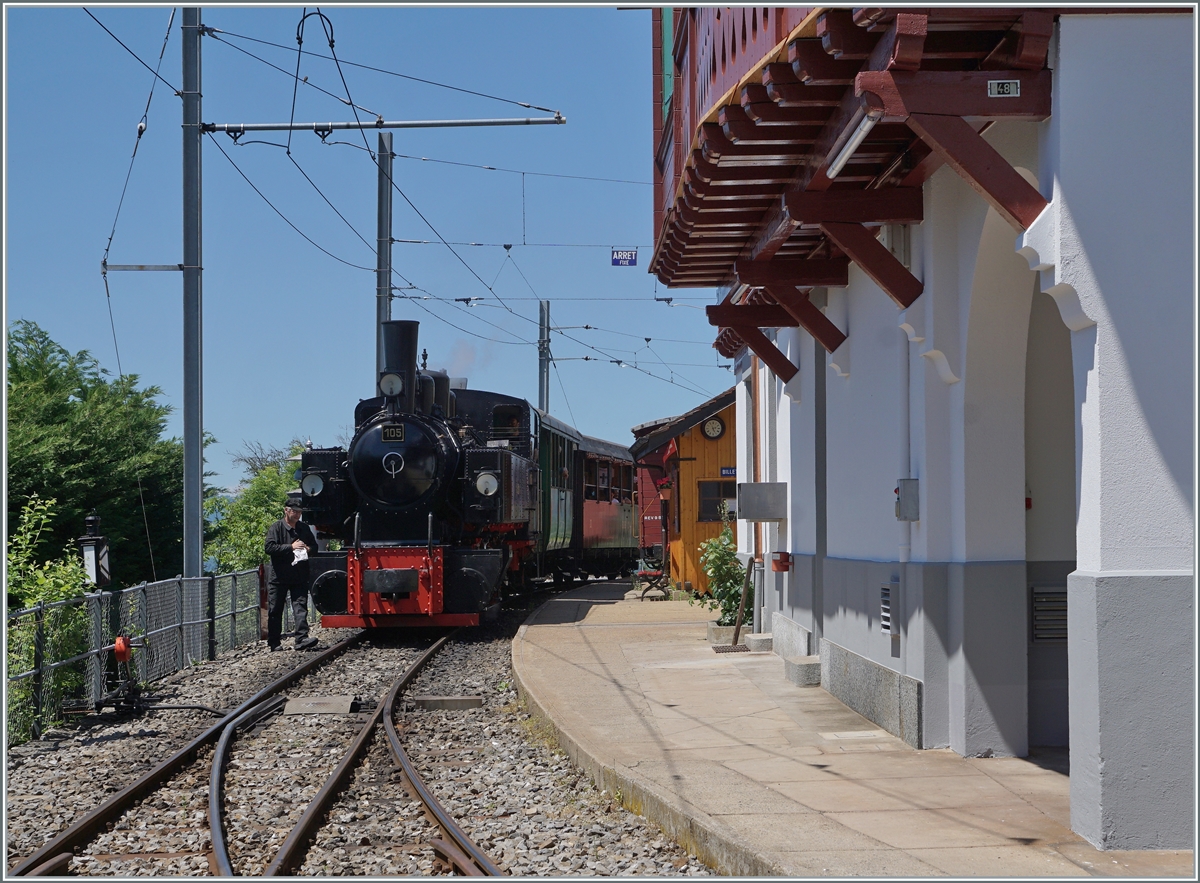 Das Bahnhofsgebäude von Chamby ist nun restauriert und präsentiert sich nun in voller Schönheit, die beim kurzen Aufenthalt des Dampfzugs leider kaum in der ganzen Fülle hatte aufgenommen werden können. Im Hintergrund die Blonay Chamby G 2x 2/2 105 zufällig oder bewusst etwas Abstand zum neu renovierten Bahnhofsgebäude hält.

13. Juni 2021