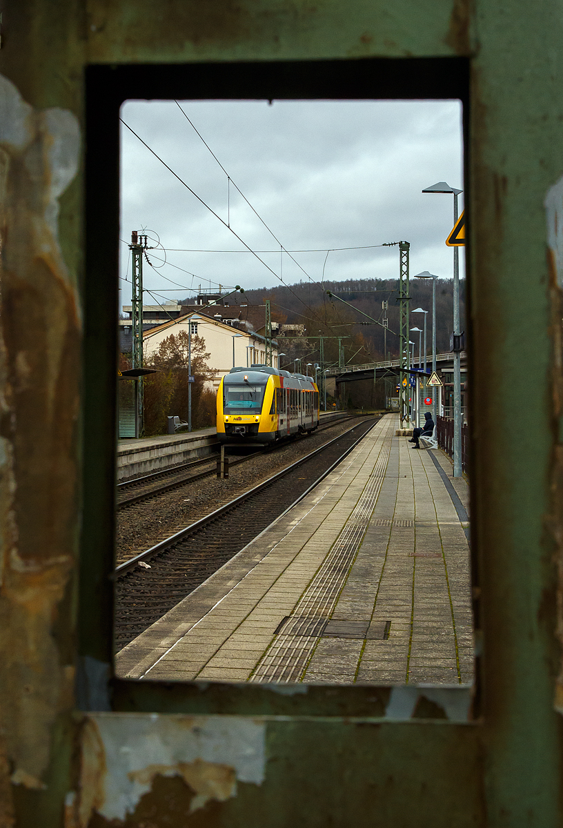 Das Bild gleich Vorort gerahmt....
Der VT 260 (95 80 0648 160-9 D-HEB / 95 80 0648 660-8 D-HEB), ein Alstom Coradia LINT 41 der HLB (Hessische Landesbahn), hat am 03.12.2021, als RB 93 Rothaarbahn (Bad Berleburg - Kreuztal - Siegen Hbf - Betzdorf), den Bahnhof Kirchen an der Sieg erreicht.