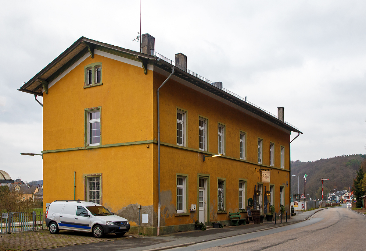 
Das ehem. Empfangsgebäude vom Bahnhof Aumenau von der Straßenseite am 13.01.2018. 
Der Bahnhof Aumenau liegt bei km 35,0 an der Lahntalbahn (KBS 625). Er befindet sich gegenüber der Ortschaft Aumenau am Ufer der Lahn. 