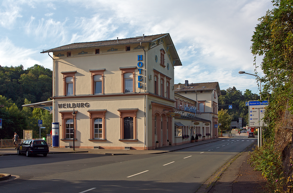 
Das ehem. Empfangsgebäude vom Bahnhof Weilburg am 11.08.2014, Blick von der Straßenseite. Heute befindet sich in dem Empfangsgebäude das Hotel-Restaurant Lahnbahnhof.