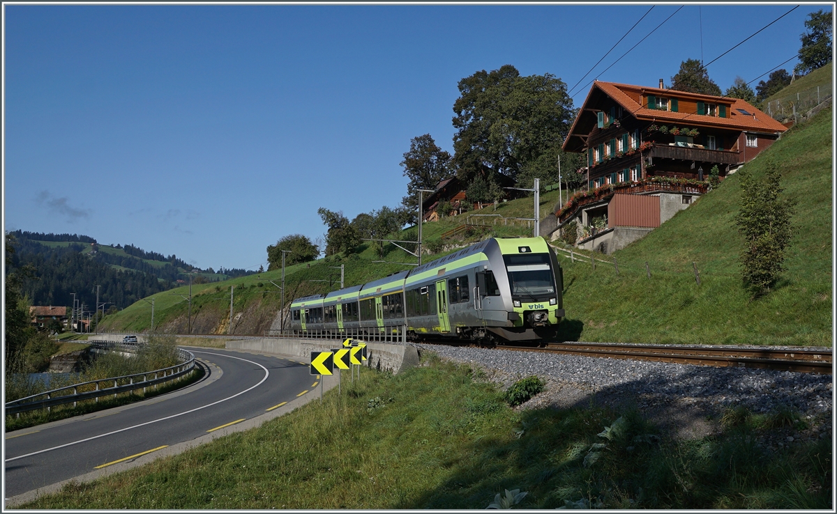 Das Emmental verfügt über wunderschöne Bauernhäuser, sie im Zusammenhang mit der Eisenbahn zu fotografieren ergibt eine ganz so einfach zu lösende Aufgabe.

Der BLS RABe 535 119  Lötschberger  fährt kurz vor Trubschachen der Iflis entlang in Richtung Luzern.

 30. Sept. 2020