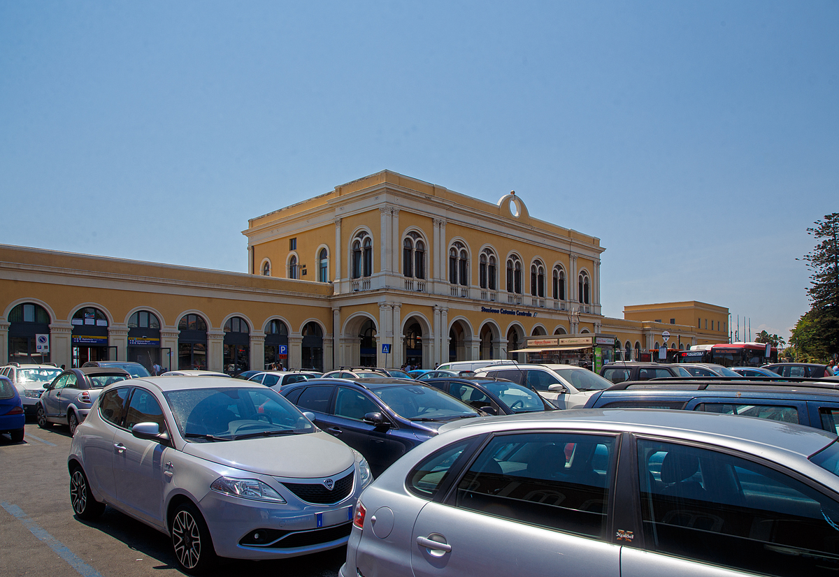 Das Empfangsgebäude vom Bahnhof Catania Centrale am 20.07.2022.

Der Bahnhof Catania Centrale ist der Hauptbahnhof der Stadt Catania auf Sizilien an der Bahnstrecke Messina–Syrakus. Er liegt am Rande der Innenstadt bzw. östlich der Altstadt. Auf dem Bahnhofsvorplatz, dem Piazza Giovanni XXIII, befindet sich ein Busbahnhof der städtischen Buslinien sowie ein Parkplatz. Zudem befindet sie neben dem Bahnhofsvorplatz der U-Bahnhof (Metro-Station) Giovanni XXIII der Metro Catania, sie bietet Anschlüsse in die Innenstadt und in den Stadtteil Borgo, wo wiederum die Dieselzüge der Schmalspurbahn Circumetnea erreicht werden.
