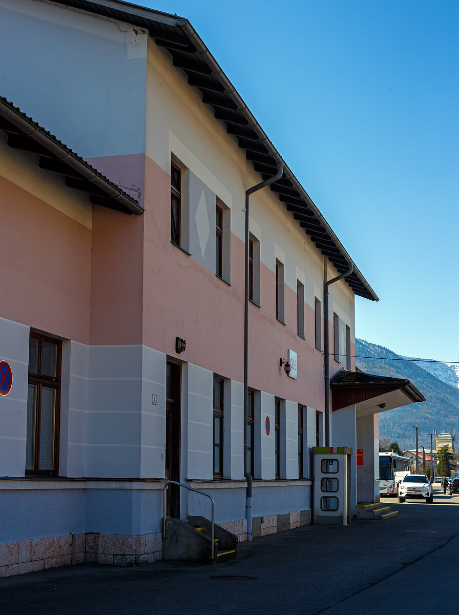 Das Empfangsgebäude Bahnhof Ebensee am Traunsee am 03 April 2025, von der Vorplatzseite. Der Bahnhof ist an der Salzkammergutbahn (ÖBB KBS 170) und ist auf einer Seehöhe von 429,193 Meter.