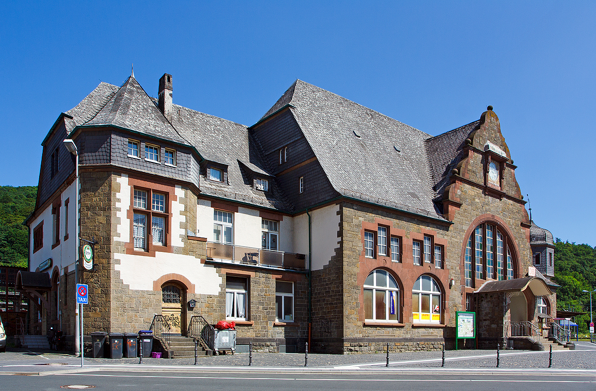 
Das Empfangsgebäude vom Bahnhof Herborn am 20.07.2014. 

Das Empfangsgebäude wurde im Stil der Neorenaissance errichtet und ist stilistisch auf das benachbarte Gebäude der Post abgestimmt, mit dem es zusammen den Bahnhofsvorplatz dominiert. Die Planung stammt von dem Architekten Ludwig Hofmann. Das Gebäude wurde im Jahr 1908, nach dem Stadtbrand von 1904, errichtet und ersetzte das ursprüngliche Gebäude von 1862. Das Empfangsgebäude von 1908 ist also ein Bauwerk der „zweiten Generation“ des Hochbaus an der Strecke. Es war erforderlich geworden, weil das alte Empfangsgebäude nach dem Anschluss der beiden Nebenbahnen nicht mehr ausreichte.

Das Empfangsgebäude ist auf einem asymmetrischen Grundriss gestaltet. Es dominiert eine zerklüftete, schiefergedeckte Dachlandschaft. Straßenseitig wird die Fassade von einem exzentrisch gelagerten, großen Rundbogenfenster mit einem dieses überragenden Renaissancegiebel beherrscht. Hier findet sich der straßenseitige Eingang zur Empfangshalle. Das Empfangsgebäude ist heute ein Kulturdenkmal nach dem Hessischen Denkmalschutzgesetz.

Das Empfangsgebäude ist nur noch teilweise durch eine Gaststätte und einen Verkaufskiosk genutzt. Fahrkarten können in dem Kiosk und an Automaten gekauft werden. Das Empfangsgebäude und die Bahnanlagen machen insgesamt einen ungepflegten Eindruck.