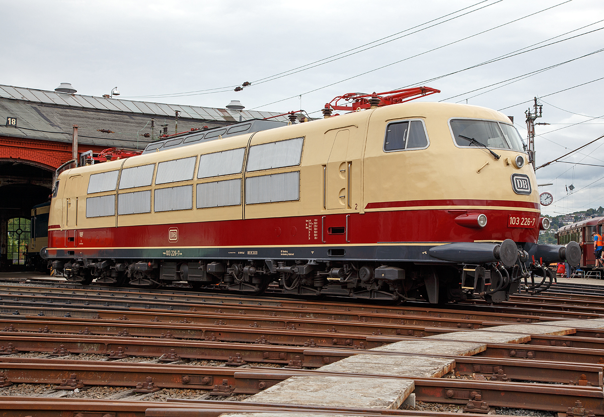 Das formschöne einstige Paradepferd der DB, die stärkste einteilige Drehgestell-Lokomotive der Welt und die stärkste deutsche Lok – Baureihe....

Die 103 226-7 (91 80 6103 226-7 D-DB) wird am 20.08.2016 beim Lokschuppenfest vom Südwestfälischen Eisenbahnmuseums in Siegen vor dem Ringlokschuppen präsentiert. Mit einer Kurzzeitleistung von 10.400 kW (14.140 PS) bzw. einer Dauerleistung von 7.440 kW (10.115 PS) sind sie immer noch die stärksten. 

Die 103.1 wurde 1973 von Krauss-Maffei unter der Fabriknummer 19639 gebaut, der elektrische Teil ist von Siemens. 2012 wurde die Lok ausgemustert und seit Anfang 2013 im Besitz des DB Museums sie ging als Dauerleihgabe an den Lokomotiv-Club 103. Die Lok ist betriebsfähig, darf aber gemäß Vertrag mit der DB keine Sonderzüge ziehen.

Technische Daten:
Achsfolge: Co´Co´
Spurweite: 1.435 mm
Drehgestellmittenabstand: 9.600 mm
Achsstand im Drehgestell: 2 x 2.250 mm
Gesamtachsstand: 14.100 mm
Länge über Puffer: 20.200 mm (ab 103 216)
größte Breite: 3.090 mm  
größte Höhe ü. SO.: 4.492 mm  
Dienstgewicht: 116 t
Achslast: 19,3 t
Gewicht Drehgestell:  31.000 kg 
Kleinster Befahrbarer Radius: 140 m
Antriebsart: Siemens-Gummiring-Kardan-Hohlwellenantrieb mit einseitigem Stirnradgetriebe
Bremse:   Druckluft-Klotzbremse KE - GPR - E mZ 
Elektrische Bremse:   2 x fahrleitungsunabhängige (eigenerregte) Gleichstrom-Widerstandsbremse
Stromsystem:  15 kV, 16 2/3 Hz
Stromabnehmer:  Anfangs 2 x Scherenstromabnehmer DBS 54 a, später Umbau mit 2 x Einholmstromabnehmer SBS 65

Fahrmotoren:  6 x zwölfpoliger Wechselstrom-Reihenschlußmotor, Typ:   WB 368/17f (SSW)
Höchstdrehzahl:  1 525 U/min.
Dauerleistung: 1.180 kW
Motorgewicht:   3.500 kg
Zahl der Fahrstufen:  39

Fahrleistungen:
Höchstgeschwindigkeit:  200 km/h
Kurzzeitleistung: 10.400 kW, auf 9.000 kW begrenzt
Stundenleistung: 7.780 kW
Dauerleistung:  7.440 kW
Anfahrzugkraft:  312 kN
