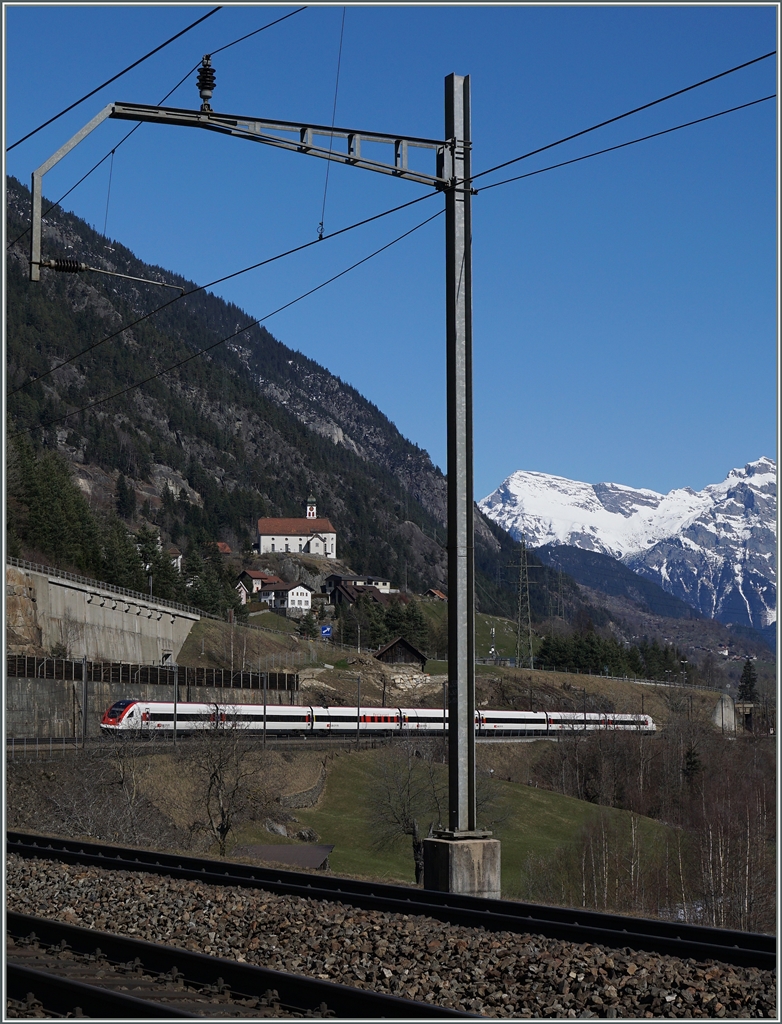 Das gleiche Sujet mit eine Güterzug gelang mir nicht,  da der Zug zu lange war und die Loks beim Fotogarfieren unvorhersehbar sich hinter den Büschen verstecken. Ich hoffe, das Bild mit dem eher schlichten ICN vermag als  Ersatz  zu gefallen.
Bei Wassen, den 17. März 2016